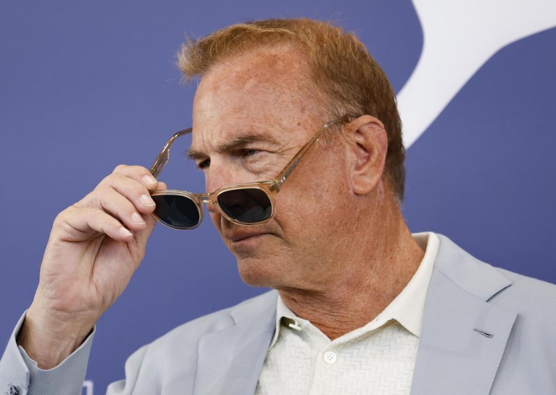 Kevin Costner već je zaboravio na J.Lo: Snimljen na ručku s nepoznatom brinetom