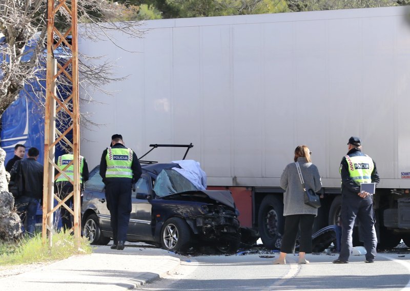 Teška prometna nesreća kod Šestanovca; sudarili se teretnjak i automobil; jedna osoba poginula