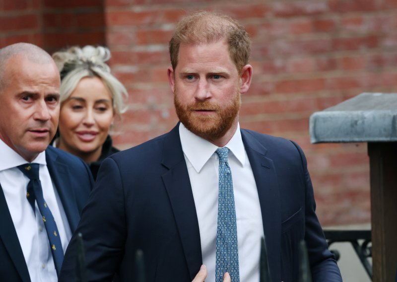 Drama na sudu: Dok kralj uživa u Italiji, Harry se bori za svoju sigurnost