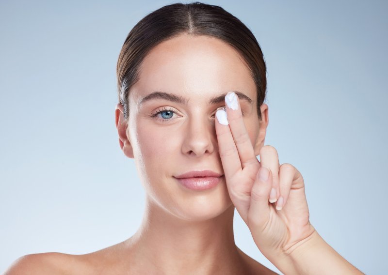 Ovaj serum za okoloočno područje postao je pravi must-have u koji se svi kunu