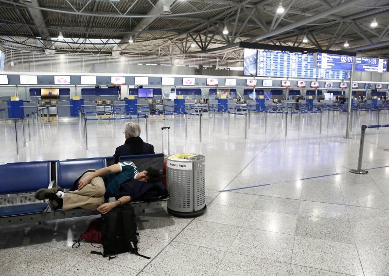 Grčka paralizirana zbog štrajka, otkazani letovi, trajekti ostali u lukama...