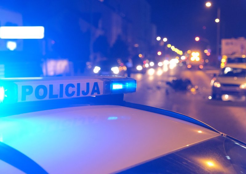 Alkoholizirani 22-godišnjak sletio s ceste u Premanturi i završio na krovu: Ozlijeđen i maloljetnik