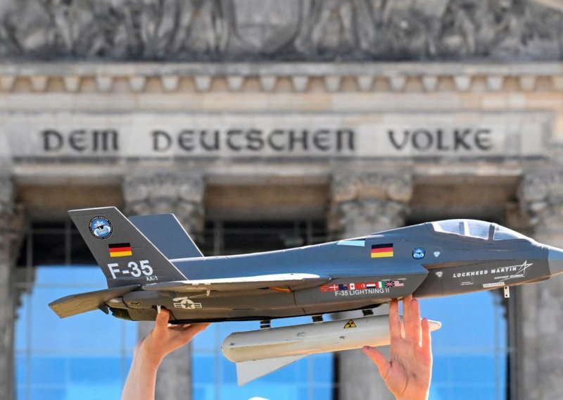 Berlin potiho planira ući u biznis s oružjem: Posredovat će u prodaji tenkova i raketa