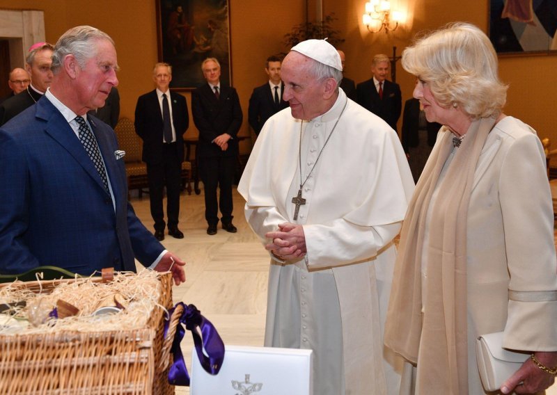 Papa Franjo imao iznenadne posjetitelje, stigli mu kralj Charles i kraljica Camilla