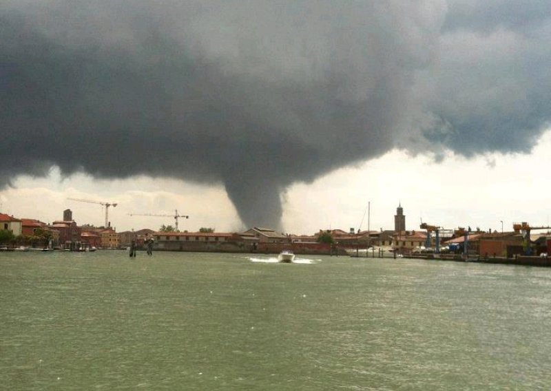 Pogledajte spektakularni tornado u Veneciji!