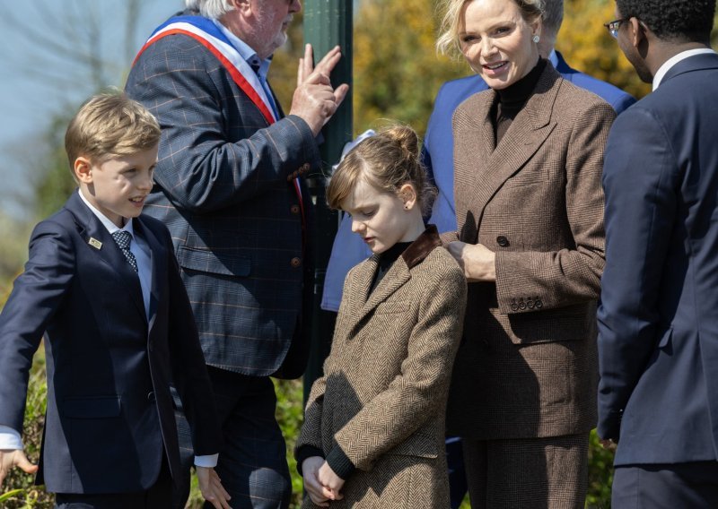 To se zove stil: Princeza Charlene blista u vječnom odijelu, a slično je odjenula i svoju kćer