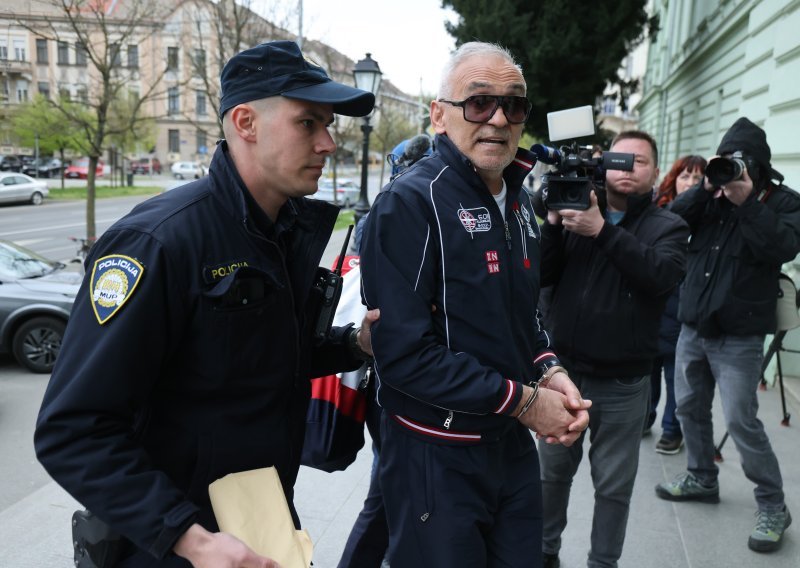 Priveden brodski sudac, obitelj ga dočekala u suzama, novinarima doviknuo: 'Hrvatska'