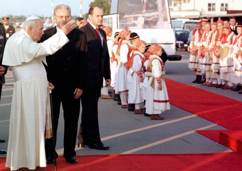 Tuđman i Papa na Rivi, Četvrta brigada u centru, a križ na Marjanu
