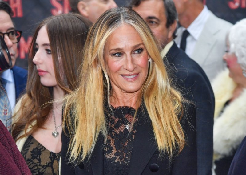 Sarah Jessica Parker ne izlazi iz ovog elegantnog komada, a zna i kako ga nositi