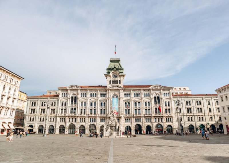Na slovenski konzulat u Trstu napisali 'Konzulat us*anih Slavena', u Ljubljani pobjesnili