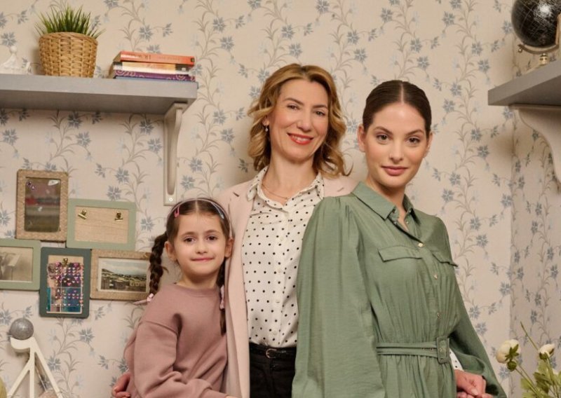 Glumica iz 'Kumova' pokazala bebu koju je nedavno u tajnosti rodila njezina kolegica