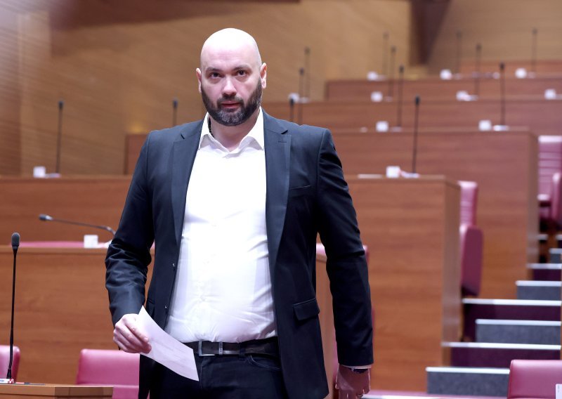 Baksa podržao prosvjed odgojitelja: Stručni kadar bježi ili ne želi ni ući u sustav