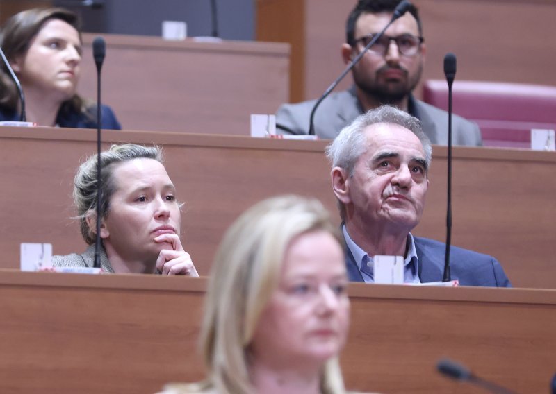 Ivana Kekin nakon uhićenja supruga otišla u Sabor. Zabrinuto pratila glasanje o Turudiću
