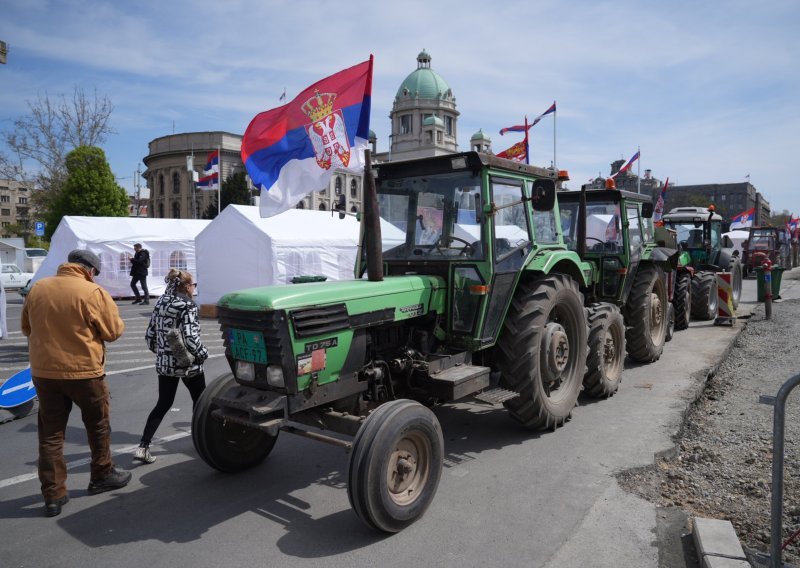 FOTO Stigli traktori, dižu se šatori... Pogledajte pripreme za skup u Beogradu