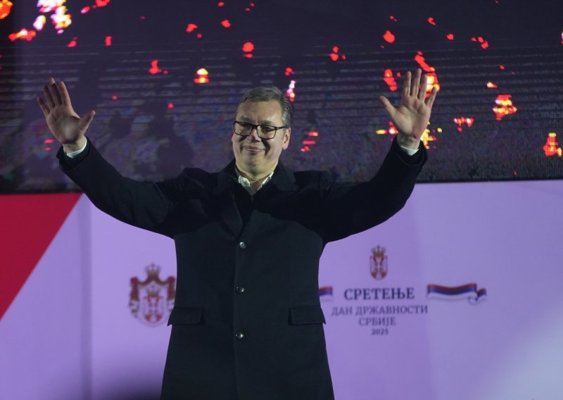 Na Vučićevom skupu pjeva Baja Mali Knindža. U Novom Pazaru policija nasilno micala studente