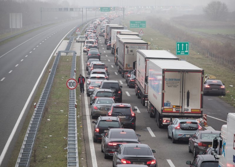 HAK javlja: Kilometarske kolone na Bajakovu