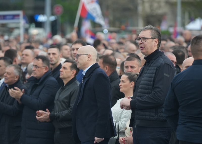 Dva masovna skupa i podijeljeno društvo. Na jednoj strani studenti, na drugoj Vučić