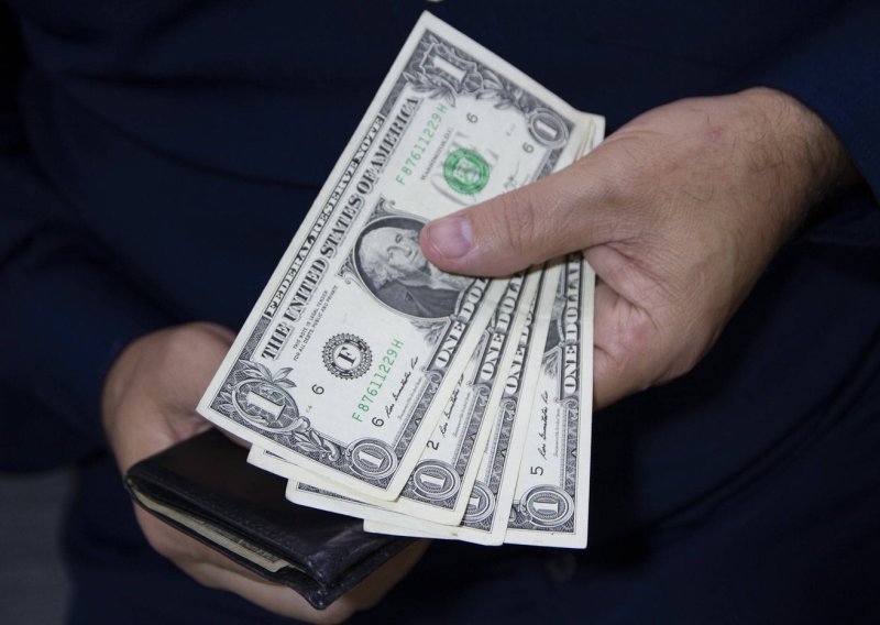 Odjeci trgovinskog rata: Dolar oslabio treći tjedan zaredom