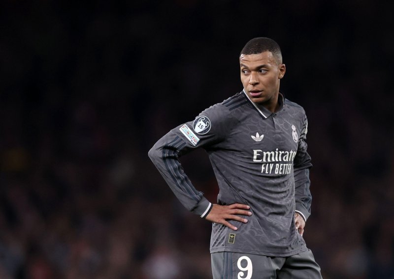 Brutalan start; Mbappe umalo slomio nogu suparniku