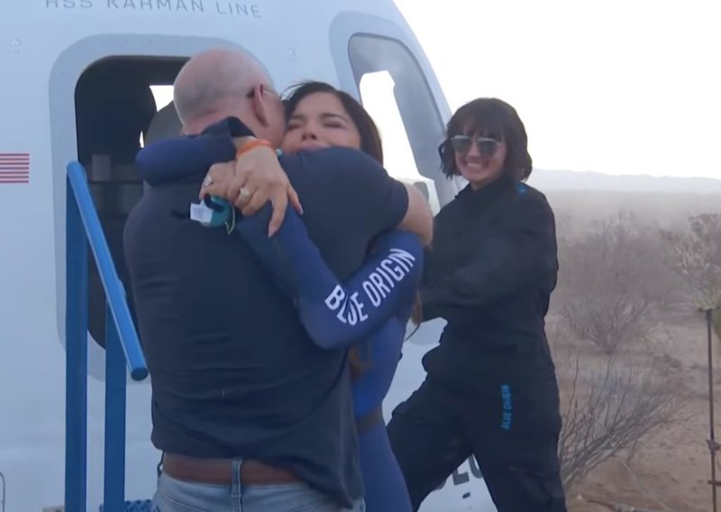 Bezosa su svladale emocije: Ovako je dočekao povratak Lauren Sanchez iz svemira