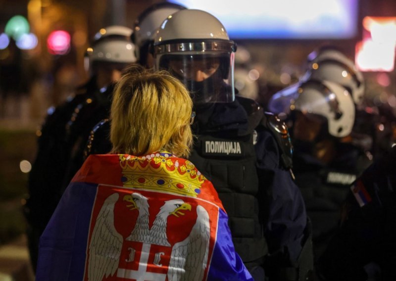Studenti noćas blokirali RTV Srbije i Vojvodine: Direktor ih optužio za otmicu zaposlenih