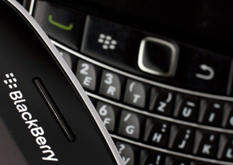 Blackberry smanjio gubitak, ali uz oštar pad prihoda