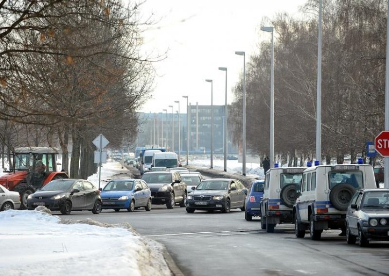 Mljekari pred Dukatom, blokirana Slavonska avenija