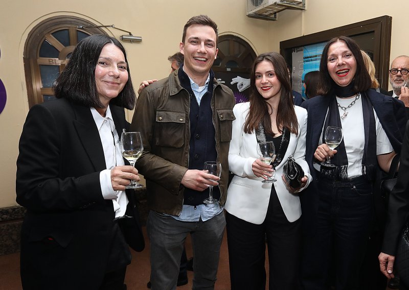 Daniela Trbović na premijeru stigla u društvu najvažnijeg muškarca u svom životu