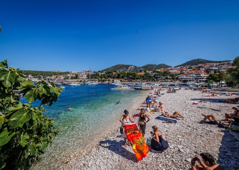 Novčane kazne: Britanci se raspisali o strogim pravilima odijevanja na Hvaru