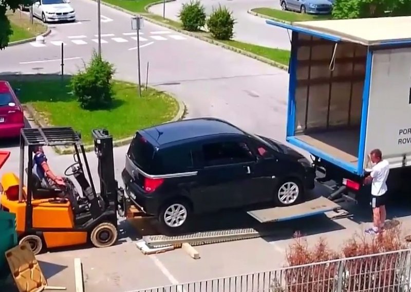Pogledajte kako u Zagrebu utovaruju automobil u kamion