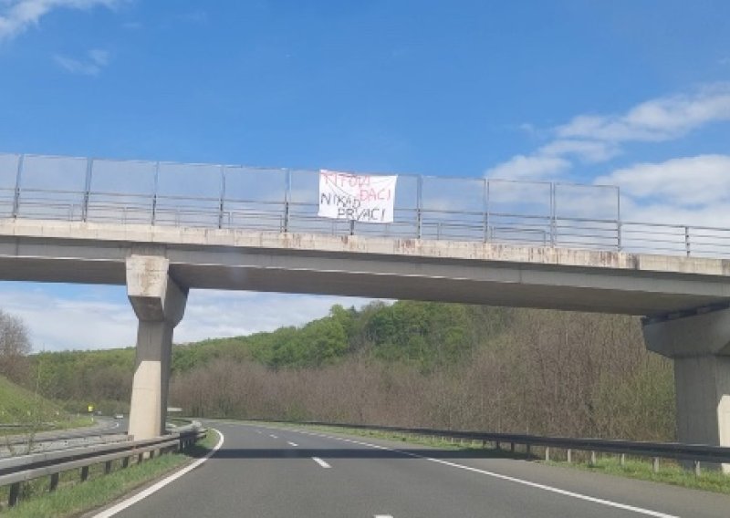 Navijače Hajduka na putu prema Varaždinu dočekala poruka: 'Titovi đaci...'