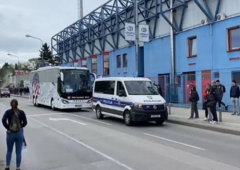 Pogledajte atmosferu oko stadiona kad je stigao autobus Hajduka