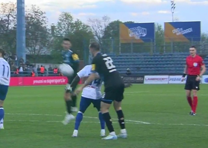 Je li Varaždin oštećen protiv Hajduka? Igrači su skočili i tražili penal, pogledajte spornu situaciju