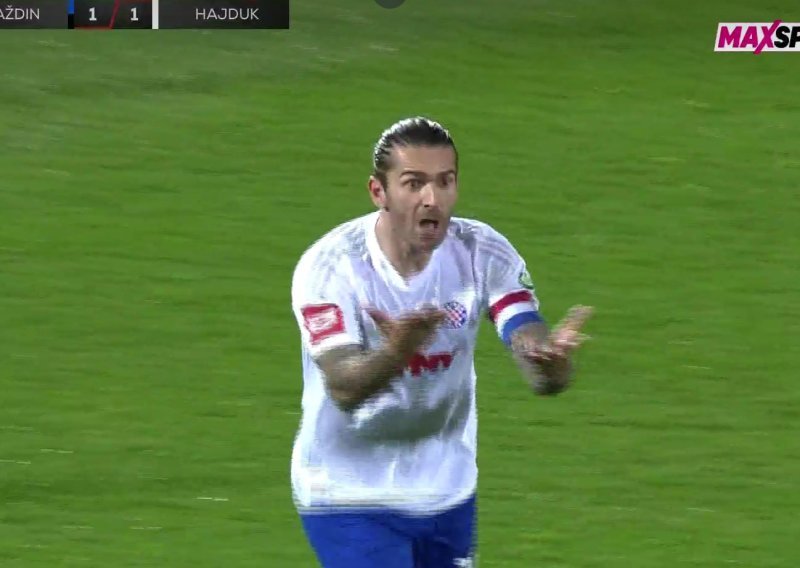 Pogledajte kako je Livaja poludio i krenuo prema sucu; prošao je bez žutog kartona