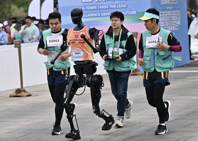 U Kini prvi put polumaraton trčali ljudi i roboti. Video je bizaran