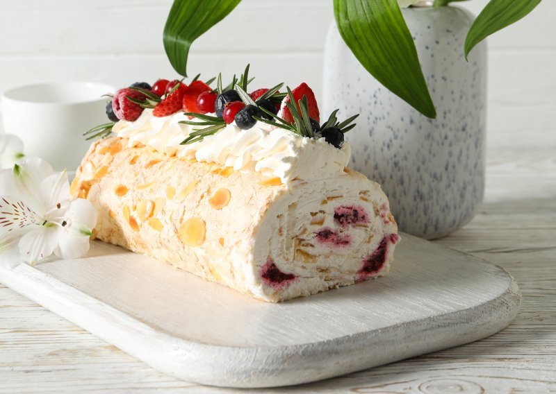 Recept za savršeno lagan i osvježavajući kolač s jagodama koji će vas oduševiti s prvim zalogajem