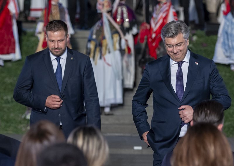 HDZ-ov gradonačelnik Đakova Mandarić predao potpise za kandidaturu