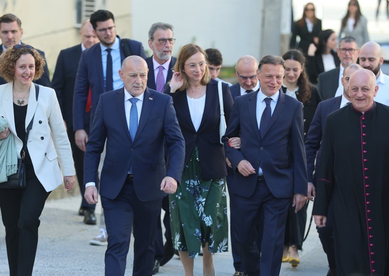 HDZ-ovci poslali jake snage na uskršnju misu, Jandroković stigao sa suprugom