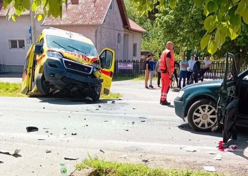 Težak sudar automobila i vozila hitne pomoći, ima ozlijeđenih