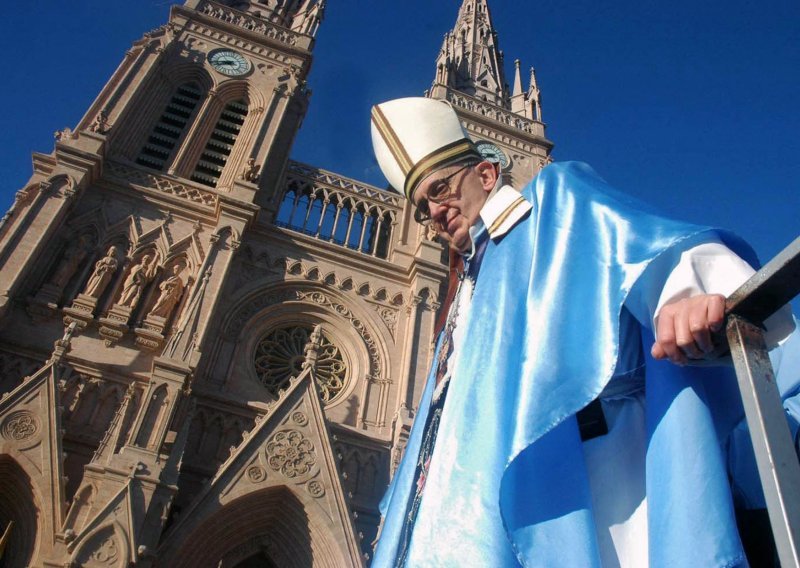 Papa Franjo imao je bogat životni put: Prije zaređenja radio je kao kemijski tehničar
