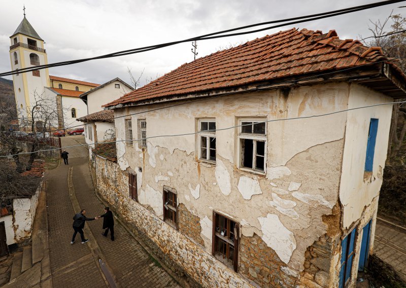 Dok se svijetom širila vijest o smrti papa Franje; na Kosovu kršteni tajni katolici