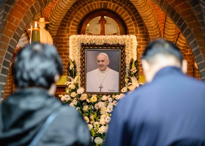 Pogledajte kako se vjernici diljem svijeta opraštaju od pape Franje