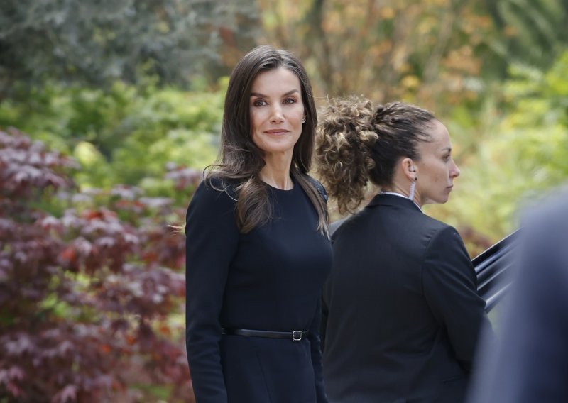 Lijepa kraljica izgleda tako chic, a cipele koje obožavaju fashionistice pun su pogodak