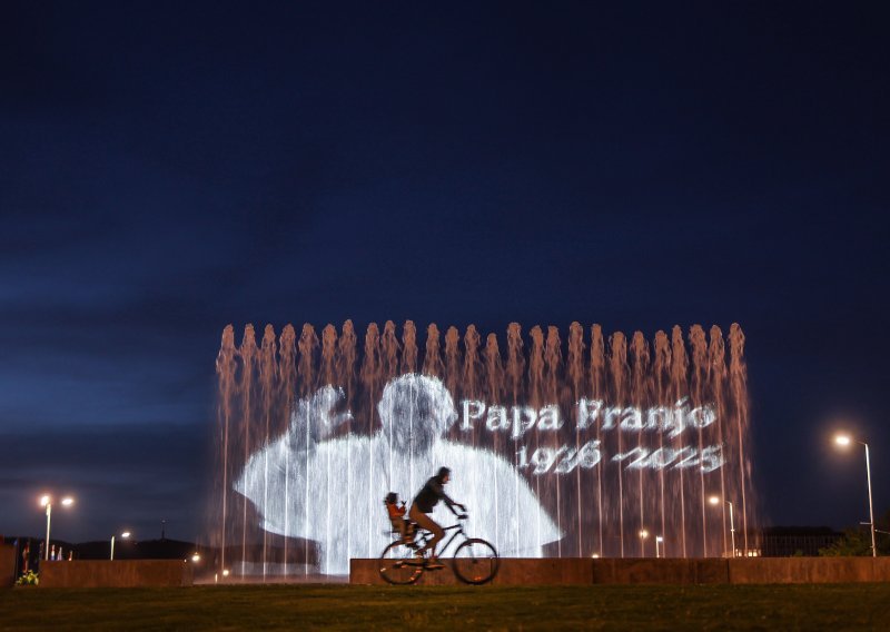 Zagreb se na fontanama oprostio od pape Franje
