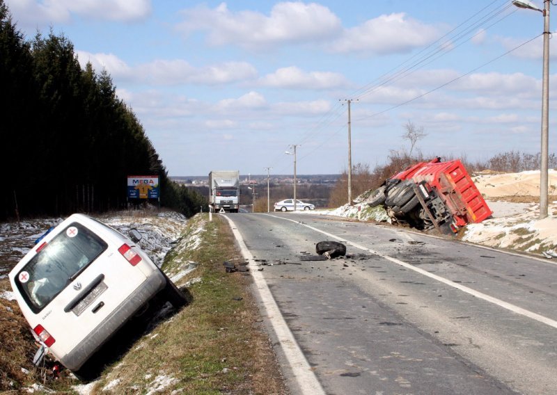 U sudarima poginule dvije osobe, nekoliko je ozlijeđeno