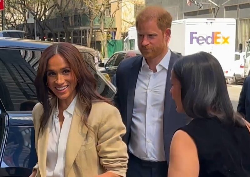 Poslovni šik na kraljevski način: Meghan Markle zna kako nositi široke hlače i izgledati elegantno