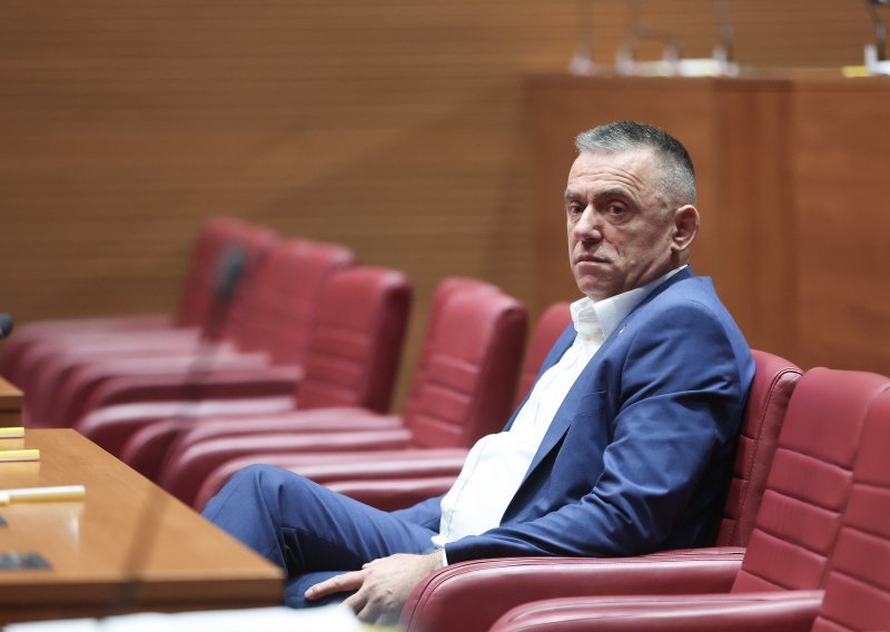 Mlinarić: Nitko neće uklanjati natpise na ćirilici, ali hoće četničke spomenike