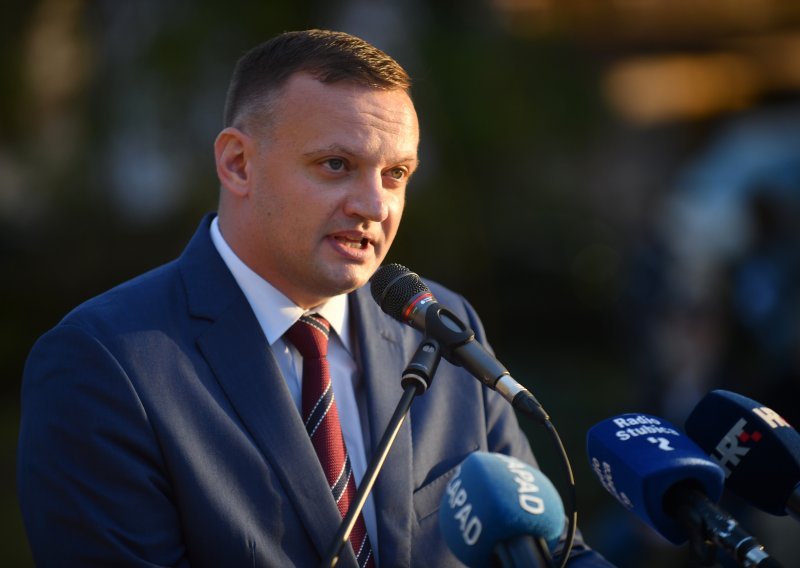 Gradonačelnik Oroslavlja u noćnoj šetnji poticao na oštećenje automobila?