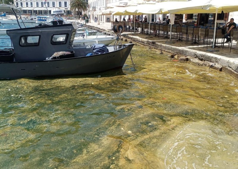 Ekološki incident na Hvaru; Ministarstvo: Postavljene su brane kako bi se spriječilo širenje