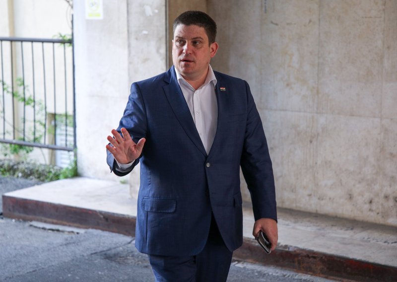 Butković poručio Filipoviću: Uručit ću ti počasnu iskaznicu HDZ-a